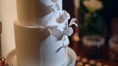 Beyaz çiçekli düğün pastası.