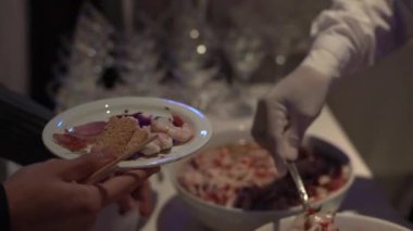 İnsan restoranda ceviche hazırlar.