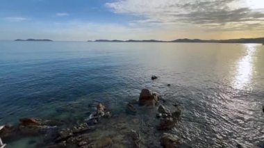 Denizin üzerinde güzel bir gün batımı