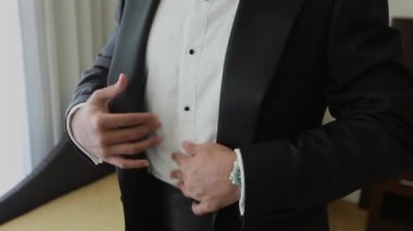 Gelinlikli adam..