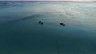 Teknesi olan güzel bir deniz manzarası