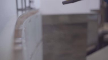 Beyaz metal bir kapıyı kapat.