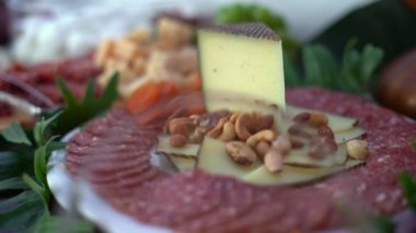 Farklı peynir çeşitlerine sahip bir tabağı kapat