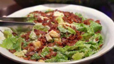 Peynirli taze salata, yakın plan.