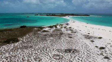 Hint Denizi adasındaki kumsal manzarası