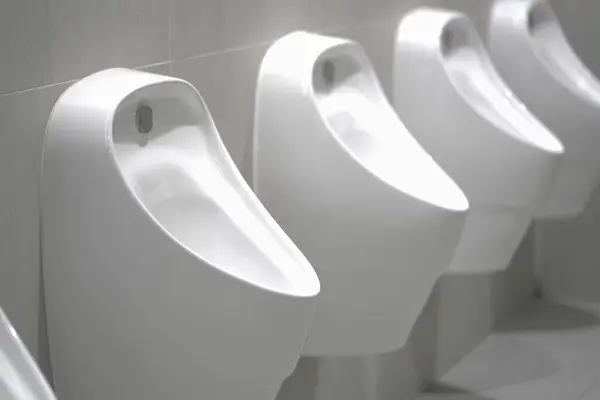 Cerca Fila Hombres Urinarios Interiores Cuarto Baño Fondo Interior Torre —  Fotos de Stock
