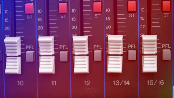 Nahaufnahme Audiomischpult Selektiver Fokus Mischen Und Mastering Der Tonregler — Stockfoto