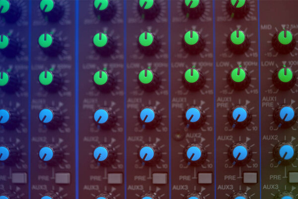 микшерная консоль крупным планом, выборочная фокусировка. смешивание и освоение управления тоном.