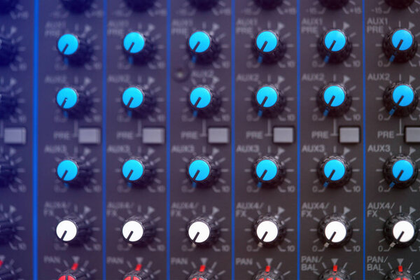 микшерная консоль крупным планом, выборочная фокусировка. смешивание и освоение управления тоном.