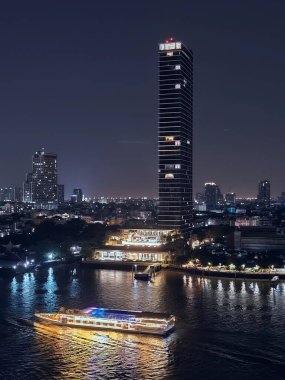 Otel Chao Phraya Nehri 'nin kıyısında, Bangkok, Tayland.