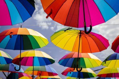 Bir sürü renkli şemsiye. Şemsiye havada..