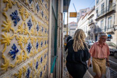 Lizbon, Portekiz - 8 Ekim 2023. Geleneksel evlerle sokak perspektifi.