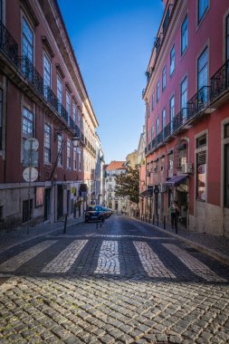 Lizbon, Portekiz - 8 Ekim 2023. Geleneksel evlerle sokak perspektifi.