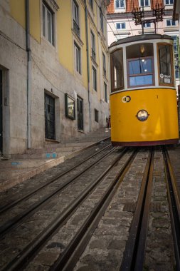 Ünlü klasik sarı tramvay. Lizbon, Portekiz - 8 Ekim 2023.