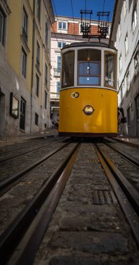 Ünlü klasik sarı tramvay. Lizbon, Portekiz - 8 Ekim 2023.