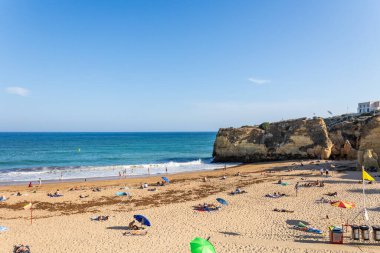 Lagos, Algarve, Portekiz 'de sahil yolu. 10 Ekim 2023.