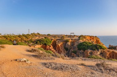 Lagos, Algarve, Portekiz 'de sahil yolu. 10 Ekim 2023.