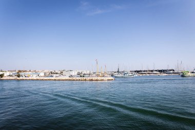 10 Ekim 2023 'te Portekiz, Lagos limanında gemiler ve botlar.