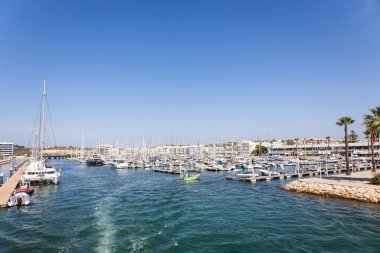 10 Ekim 2023 'te Portekiz, Lagos limanında gemiler ve botlar.