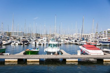 10 Ekim 2023 'te Portekiz, Lagos limanında gemiler ve botlar.