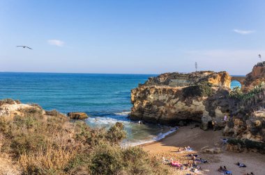 Panoramik manzara, Portekiz, Algarve 'deki Lagos yakınlarında Ponta da Piedade. Lagos, Portekiz 10 Ekim 2023.