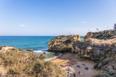 Panoramik manzara, Portekiz, Algarve 'deki Lagos yakınlarında Ponta da Piedade. Lagos, Portekiz 10 Ekim 2023.