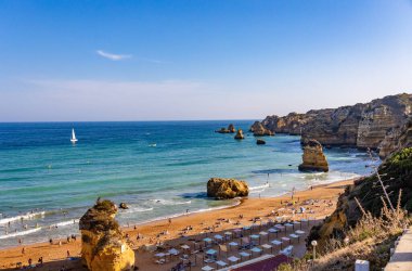Panoramik manzara, Portekiz, Algarve 'deki Lagos yakınlarında Ponta da Piedade. Lagos, Portekiz 10 Ekim 2023.