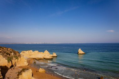 Panoramik manzara, Portekiz, Algarve 'deki Lagos yakınlarında Ponta da Piedade. Lagos, Portekiz 10 Ekim 2023.