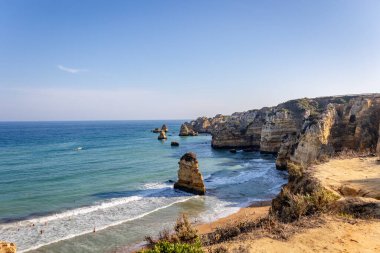 Panoramik manzara, Portekiz, Algarve 'deki Lagos yakınlarında Ponta da Piedade. Lagos, Portekiz 10 Ekim 2023.