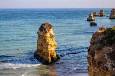 Panoramik manzara, Portekiz, Algarve 'deki Lagos yakınlarında Ponta da Piedade. Lagos, Portekiz 10 Ekim 2023.