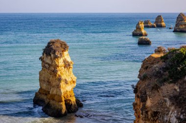 Panoramik manzara, Portekiz, Algarve 'deki Lagos yakınlarında Ponta da Piedade. Lagos, Portekiz 10 Ekim 2023.