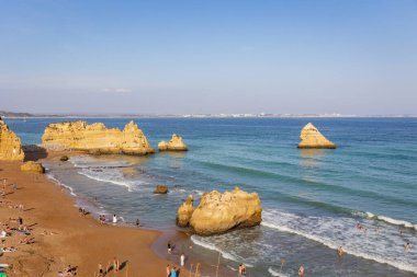 Panoramik manzara, Portekiz, Algarve 'deki Lagos yakınlarında Ponta da Piedade. Lagos, Portekiz 10 Ekim 2023.