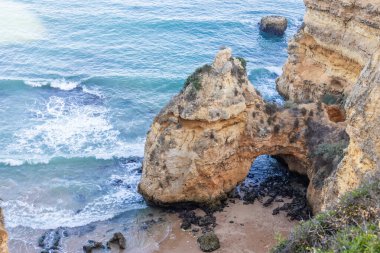 Panoramik manzara, Portekiz, Algarve 'deki Lagos yakınlarında Ponta da Piedade. Lagos, Portekiz 10 Ekim 2023.
