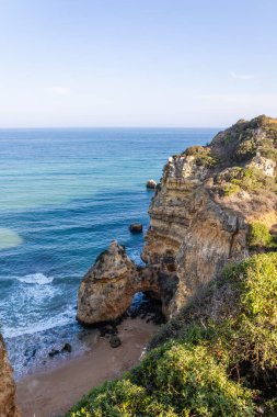 Panoramik manzara, Portekiz, Algarve 'deki Lagos yakınlarında Ponta da Piedade. Lagos, Portekiz 10 Ekim 2023.