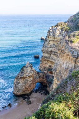 Panoramik manzara, Portekiz, Algarve 'deki Lagos yakınlarında Ponta da Piedade. Lagos, Portekiz 10 Ekim 2023.