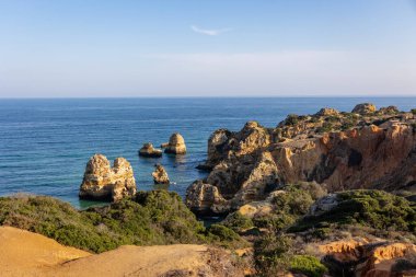 Panoramik manzara, Portekiz, Algarve 'deki Lagos yakınlarında Ponta da Piedade. Lagos, Portekiz 10 Ekim 2023.