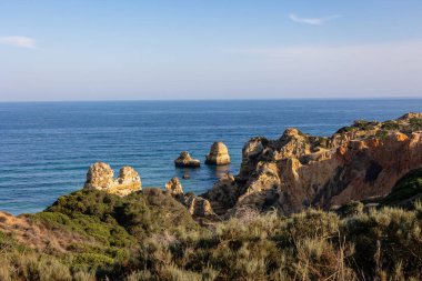Panoramik manzara, Portekiz, Algarve 'deki Lagos yakınlarında Ponta da Piedade. Lagos, Portekiz 10 Ekim 2023.