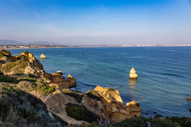 Panoramik manzara, Portekiz, Algarve 'deki Lagos yakınlarında Ponta da Piedade. Lagos, Portekiz 10 Ekim 2023.