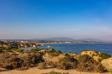 Panoramik manzara, Portekiz, Algarve 'deki Lagos yakınlarında Ponta da Piedade. Lagos, Portekiz 10 Ekim 2023.