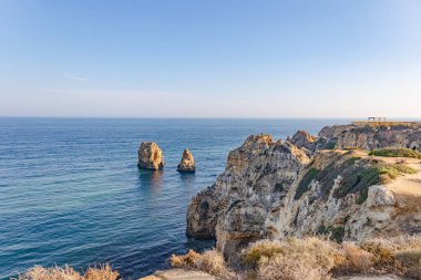 Panoramik manzara, Portekiz, Algarve 'deki Lagos yakınlarında Ponta da Piedade. Lagos, Portekiz 10 Ekim 2023.