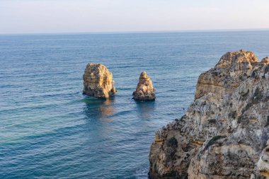 Panoramik manzara, Portekiz, Algarve 'deki Lagos yakınlarında Ponta da Piedade. Lagos, Portekiz 10 Ekim 2023.