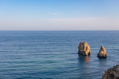 Panoramik manzara, Portekiz, Algarve 'deki Lagos yakınlarında Ponta da Piedade. Lagos, Portekiz 10 Ekim 2023.