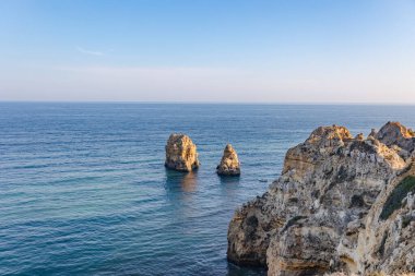 Panoramik manzara, Portekiz, Algarve 'deki Lagos yakınlarında Ponta da Piedade. Lagos, Portekiz 10 Ekim 2023.