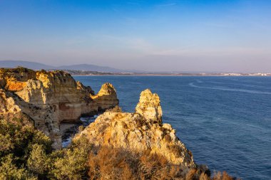 Panoramik manzara, Portekiz, Algarve 'deki Lagos yakınlarında Ponta da Piedade. Lagos, Portekiz 10 Ekim 2023.