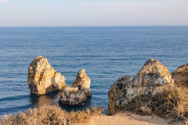 Panoramik manzara, Portekiz, Algarve 'deki Lagos yakınlarında Ponta da Piedade. Lagos, Portekiz 10 Ekim 2023.