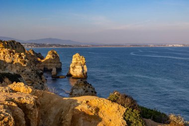 Panoramik manzara, Portekiz, Algarve 'deki Lagos yakınlarında Ponta da Piedade. Lagos, Portekiz 10 Ekim 2023.