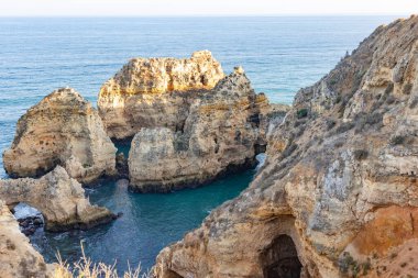 Panoramik manzara, Portekiz, Algarve 'deki Lagos yakınlarında Ponta da Piedade. Lagos, Portekiz 10 Ekim 2023.