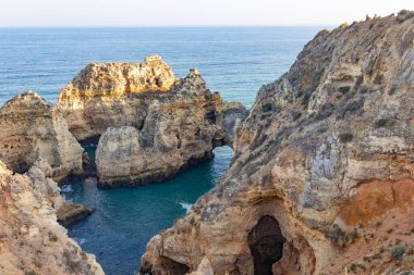 Panoramik manzara, Portekiz, Algarve 'deki Lagos yakınlarında Ponta da Piedade. Lagos, Portekiz 10 Ekim 2023.