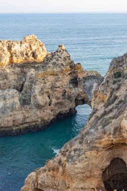 Panoramik manzara, Portekiz, Algarve 'deki Lagos yakınlarında Ponta da Piedade. Lagos, Portekiz 10 Ekim 2023.