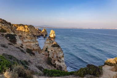 Panoramik manzara, Portekiz, Algarve 'deki Lagos yakınlarında Ponta da Piedade. Lagos, Portekiz 10 Ekim 2023.